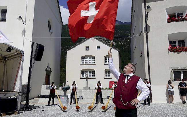 Folkloristischete Darbietungen auf dem Dorfplatzmit Fahnenschwingern und Jodelkonzerten.