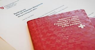 Geb&uuml;hren bis zuletzt. Nach allen Einb&uuml;rgerungsgeb&uuml;hren werden noch einmal 140 Franken f&uuml;r die Passausstellung verlangt.Symbolfoto WB/Alain Amherd