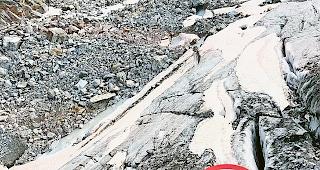 Ungl&uuml;cksstelle. Beim &Uuml;berqueren einer Gletscherspalte auf dem Allalingletscher fand eine 58-j&auml;hrige Alpinistin aus Grossbritannien den Tod.