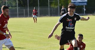 Lucca Fryand auf dem Weg zum 0:1, der FC Naters Oberwallis startete bei Chenois erfolgreich zur neuen 1.Liga-Saison.