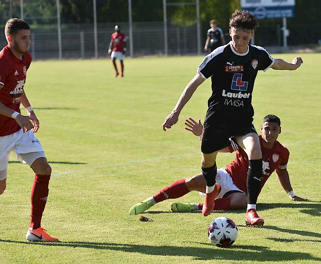 Lucca Fryand auf dem Weg zum 0:1, der FC Naters Oberwallis startete bei Chenois erfolgreich zur neuen 1.Liga-Saison.