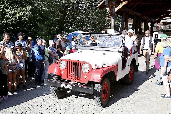 <b>Impressionen.</b> Kummer und Zenhäusern wurde mit dem Jeep eingefahren – eskortiert von OK-Präsident Silvan Jergen und Gemeindepräsident Gerhard Kiechler …