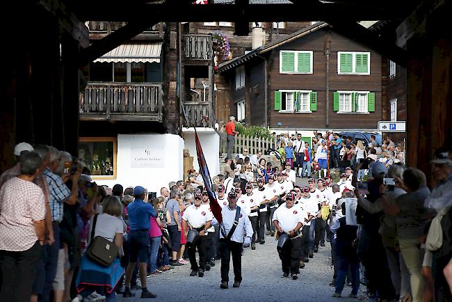 <b>Impressionen.</b> Einmarsch der «Santiglais Triichler Oberwald».