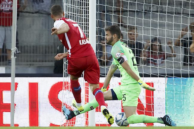 Der Matchwinner: Pajtim Kasami bezwing FCZ-Goalie Yanick Brecher.