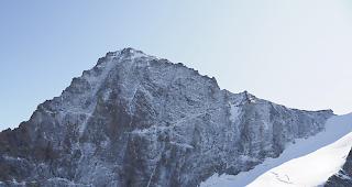 Zwei deutsche Bergsteiger sind am Samstagmorgen beim Aufstieg zum Dent Blanche VS ums Leben gekommen.&nbsp; &nbsp; Foto Kantonspolizei Wallis