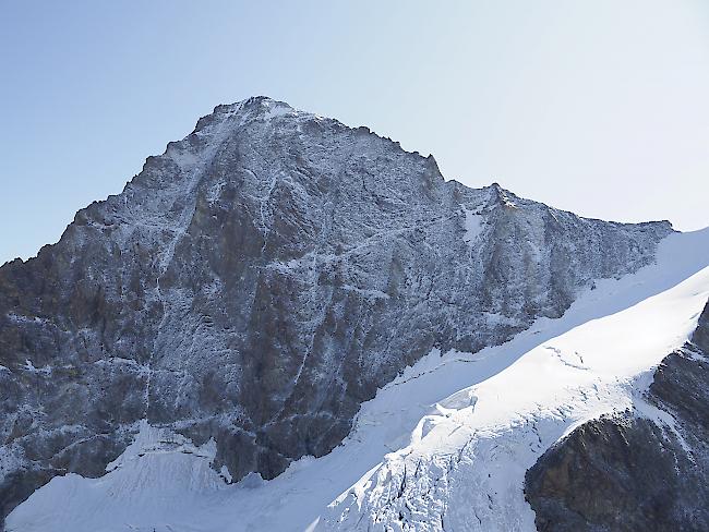 Zwei deutsche Bergsteiger sind am Samstagmorgen beim Aufstieg zum Dent Blanche VS ums Leben gekommen.    Foto Kantonspolizei Wallis