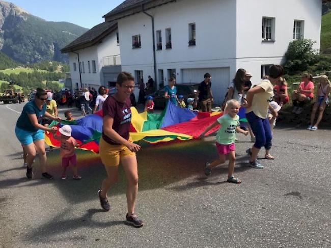 Mit einem grossen Festumzug ging am Sonntag die fünfte Simpiler Heimattagung zu Ende. 