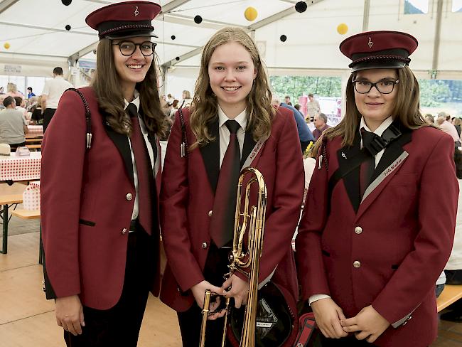 Daniela Zenklusen (18), Nina Escher (18) und Carina Zenklusen (14) aus Simplon Dorf.