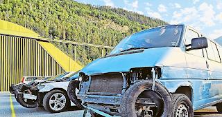 Zur Sache. Bei den Fahrkursen gehen die Teilnehmer nahe ans Limit. Die Wagen bekommen dabei so manche Schramme ab. Alte Pneus verst&auml;rken die Knautschzone.