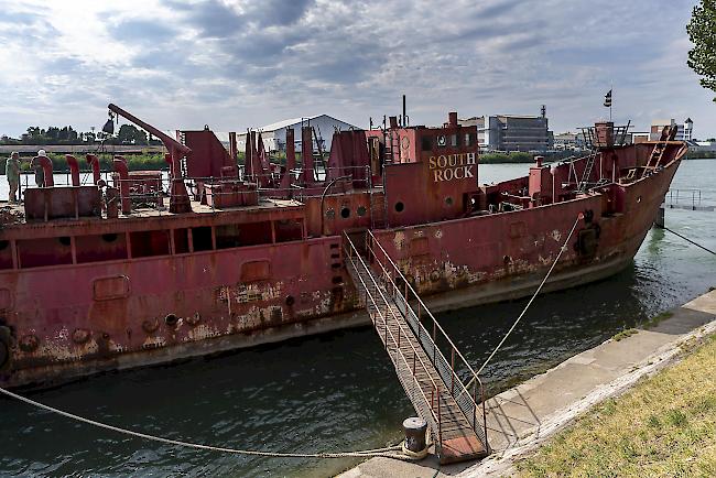 Im Mai und Juni wurde es über Rotterdam auf dem Rhein bis nach Basel transportiert.