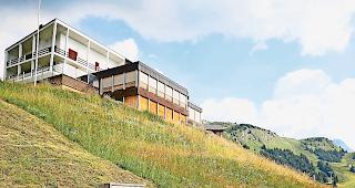 Grossprojekt. Dem Hotel Alpenrose, das abgerissen und neu gebaut werden soll, werden &shy;Appartements- bauten vorgelagert. Die Bauherrschaft will 35 Millionen Franken investieren.Foto wb