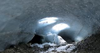 Innenaufnahme des Fundortes in der Eisgrotte.