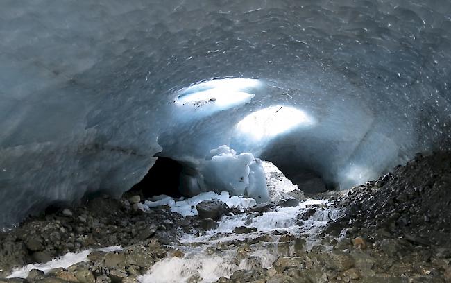 Innenaufnahme des Fundortes in der Eisgrotte.