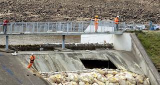 Nach tagelangem Kampf von Einsatzkr&auml;ften gegen einen drohenden Dammbruch d&uuml;rfen die Bewohner des nordenglischen St&auml;dtchens Whaley Bridge wieder in ihre H&auml;user zur&uuml;ck.