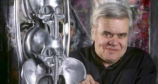 Portrait des Schweizer Kuenstlers HR Giger, mit einem von ihm entworfenen Stuhl, aufgenommen im Januar 1995 in seinem Wohnhaus in Z&uuml;rich.