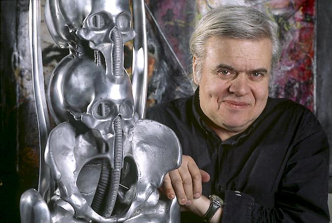 Portrait des Schweizer Kuenstlers HR Giger, mit einem von ihm entworfenen Stuhl, aufgenommen im Januar 1995 in seinem Wohnhaus in Zürich.