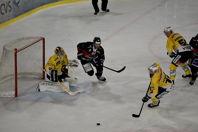 Visps Fabian Haberstich (mitte) setzt Bern-Goalie Pascal Caminada und Tristan Scherwey unter Druck.