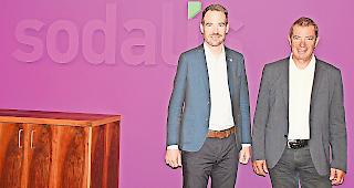 Herzblut f&uuml;r die Versicherungsbranche. Matteo (links) und Robert Kalbermatten, der k&uuml;nftige und der bisherige Chef bei Sodalis.Foto wb