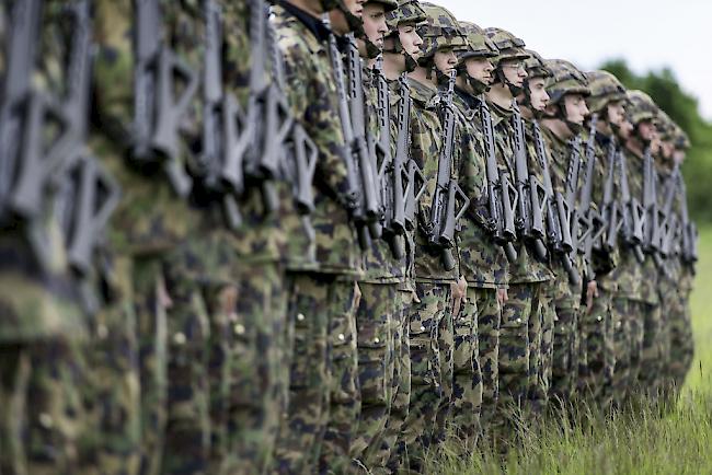 Im Juli waren in den Kasernen von Jassbach,  Bière  und Sitten  zahlreiche Militärangehörige an Erbrechen und Durchfall erkrankt. In der Zwischenzeit hat die Armee in den zwei ausstehenden Fällen die Ursache klären können.    Foto keystone