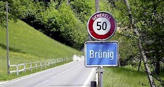 Die Br&uuml;nigstrasse ist am Freitag im Kanton Obwalden w&auml;hrend vier Stunden gesperrt gewesen. Grund war eine Bombendrohung gegen einen Reiscar,