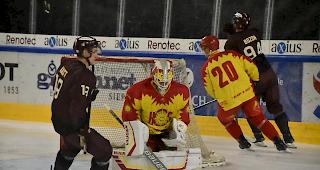 Siders-Goalie Remo Giovannini mit sicherer Parade gegen Servette-St&uuml;rmer Timothy Kast.