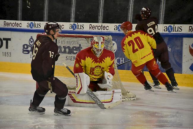 Siders-Goalie Remo Giovannini mit sicherer Parade gegen Servette-Stürmer Timothy Kast.