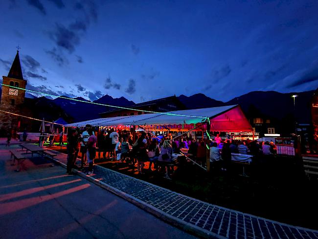 Beach Event Grächen. Mit dem traditionellen Ländlerabend wurde am Freitag die 18. Ausgabe eingeläutet.