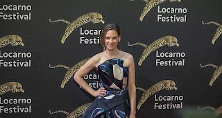 Glamour. Die US-Schauspielerin Hilary Swank ist am Filmfestival Locarno mit einem Ehrenpreis ausgezeichnet worden. 