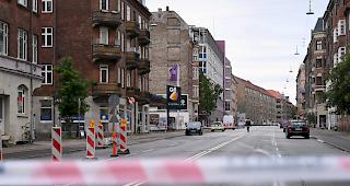 Vor einer Polizeistation. Am fr&uuml;hen Samstagmorgen ist es in Kopenhagen wie schon vor wenigen Tagen zu einer Explosion gekommen. 