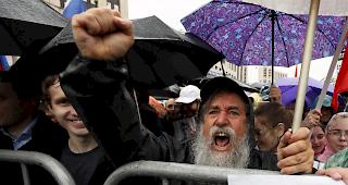 In der russischen Hauptstadt Moskau haben am Samstag bei regnerischem Wetter zehntausende Anh&auml;nger der Opposition f&uuml;r freie und faire Kommunalwahlen demonstriert.