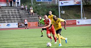 Dalibor Vasenda (links) und Naters sind nahe am Gegner dran, aber letztlich gleichwohl nicht nahe genug.