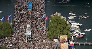 Die gr&ouml;sste Technoparade der Welt rollte durch Z&uuml;rich und die Fans feierten friedlich rund ums Seebecken. 