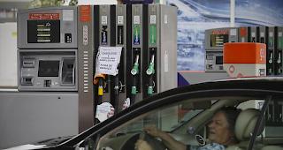Vielen Tankstellen in Portugal geht mitten in der Urlaubszeit der Sprit aus. Der Grund: Vor Beginn eines Streiks der Tanklastwagenfahrer wollten sich viele Menschen mit Treibstoff eindecken.