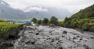 Flutwelle. In Chamoson sind am Sonntag ein Mann und ein M&auml;dchen von einer Schlammlawine erfasst worden. 