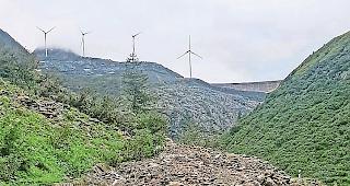 Versch&uuml;ttet. Strasse beim Nufenenpass.Foto zvg