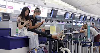 Am Flughafen in Hongkong starten wieder Flugzeuge. Nach Protesten war der Betrieb am Vortag eingestellt worden.
