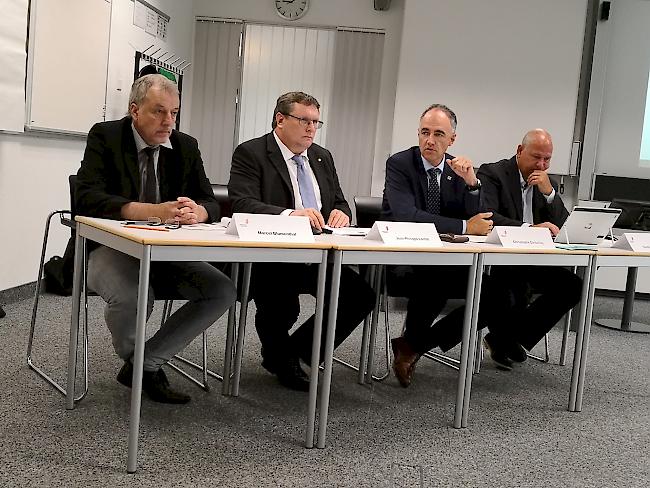 Adjunkt Marcel Blumenthal, Jean-Philippe Lonfat, Chef Dienststelle für Unterrichtswesen, Bildungsdirektor Christophe Darbellay und Claude Pottier, Chef Dienststelle für Berufsbildung (von links).