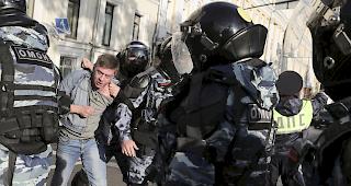 In Moskau gab es in den vergangenen Wochen fast 3000 vor&uuml;bergehende Festnahmen. Vielen Beschuldigten drohen Anklagen wegen Anstiftung zu Massenunruhen. Darauf stehen Strafen bis zu 15 Jahren Gef&auml;ngnis.