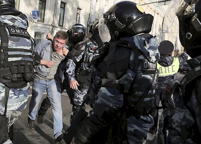 In Moskau gab es in den vergangenen Wochen fast 3000 vorübergehende Festnahmen. Vielen Beschuldigten drohen Anklagen wegen Anstiftung zu Massenunruhen. Darauf stehen Strafen bis zu 15 Jahren Gefängnis.