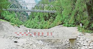 Die Br&uuml;cke &uuml;ber den Rufibach kann wieder befahren werden.
