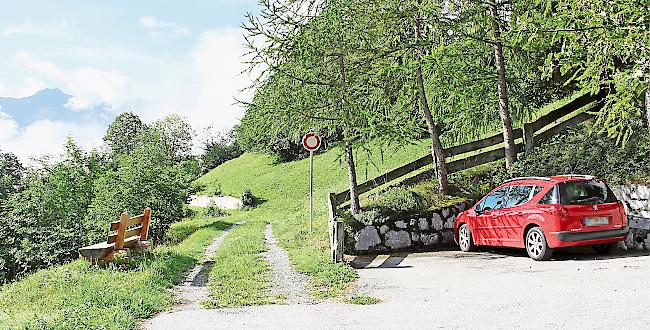 Ohne Sonderbewilligung ist bei Flur- und Forststrassen in Inden wie hier im Gebiet Zabonet vor dem Fahrverbot Endstation.