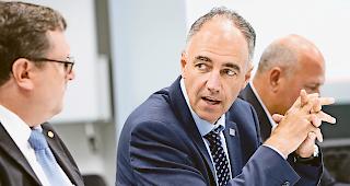 Verantwortliche. Jean-Philippe Lonfat (links) h&ouml;rt Bildungsdirektor Christophe Darbellay gespannt zu.