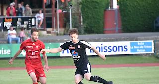 Der Oberwalliser Verteidiger Moritz Hischier im Zweikampf gegen Bulle-St&uuml;rmer Baptiste Bersier.