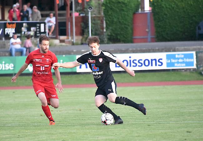 Der Oberwalliser Verteidiger Moritz Hischier im Zweikampf gegen Bulle-Stürmer Baptiste Bersier.