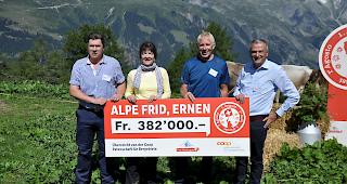 Coop-Chef Joos Sutter (rechts) und Coop-Patenschaft-f&uuml;r-Berggebiete-Verwaltungsratspr&auml;sidentin Irene Kaufmann (2. von links) &uuml;bergeben den Check an Alppr&auml;sident Andreas Schwery (2. von rechts) und J&eacute;rome Imhof (links) von der Burgergemeinde Ernen.