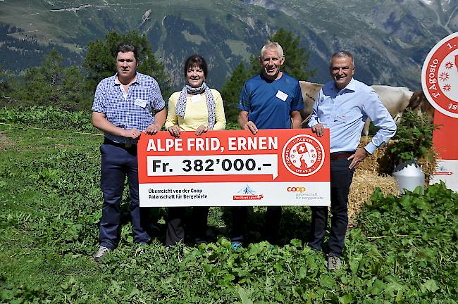 Coop-Chef Joos Sutter (rechts) und Coop-Patenschaft-für-Berggebiete-Verwaltungsratspräsidentin Irene Kaufmann (2. von links) übergeben den Check an Alppräsident Andreas Schwery (2. von rechts) und Jérome Imhof (links) von der Burgergemeinde Ernen.