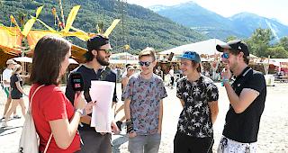 Na, wer ist das? Openair-Besucher beim K&ouml;pfe-Raten.