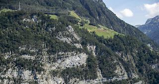 Die zwei Felsbl&ouml;cke von 200 und 300 Kubikmetern und einem Gewicht von rund 1000 Tonnen, die Ende Juli in eine Rinne direkt oberhalb der Axenstrasse gest&uuml;rzt sind,  sind nun am Samstagmorgen kurz nach 10 Uhr gesprengt worden.