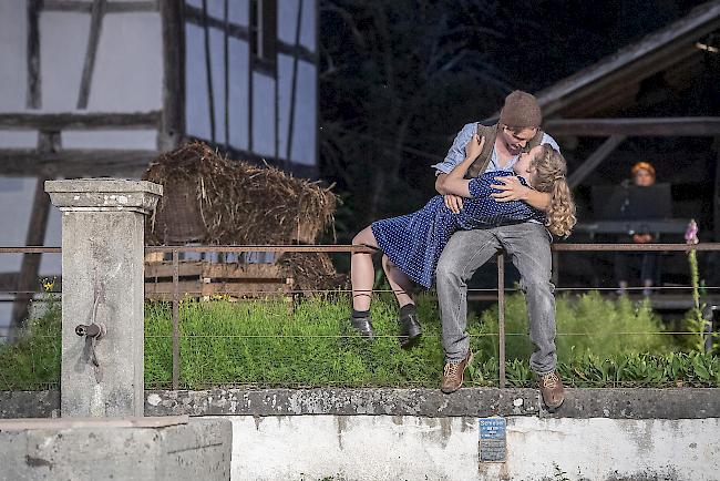 Szene mit den Schauspielern Saladin Dellers, links, als Sali und Aline Beetschen, rechts, als Vreneli bei der Hauptprobe des Schweizer Volkstheaterstueckes "Romeo und Julia auf dem Dorfe" von Gottfried Keller.