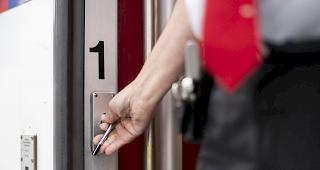 Stefan Sp&ouml;rri, Chef Kundenbegleitung SBB, zeigt seinen Ablauf bei der T&uuml;rschliessung anl&auml;sslich eines Point de Presse zur Sicherheit von Zugt&uuml;ren.